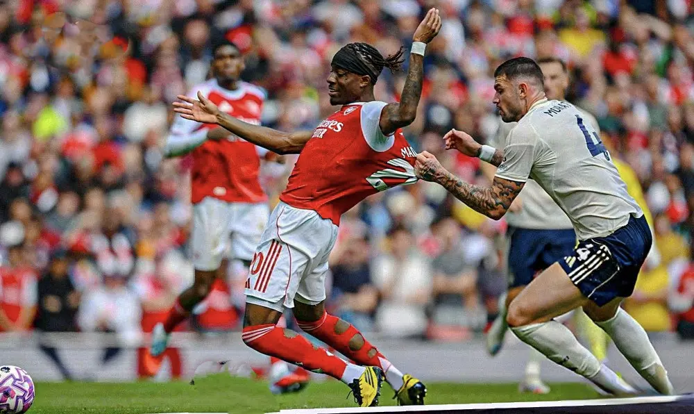 src, 和卡拉菲奥, 球解围 src, 和卡拉菲奥, 球解围