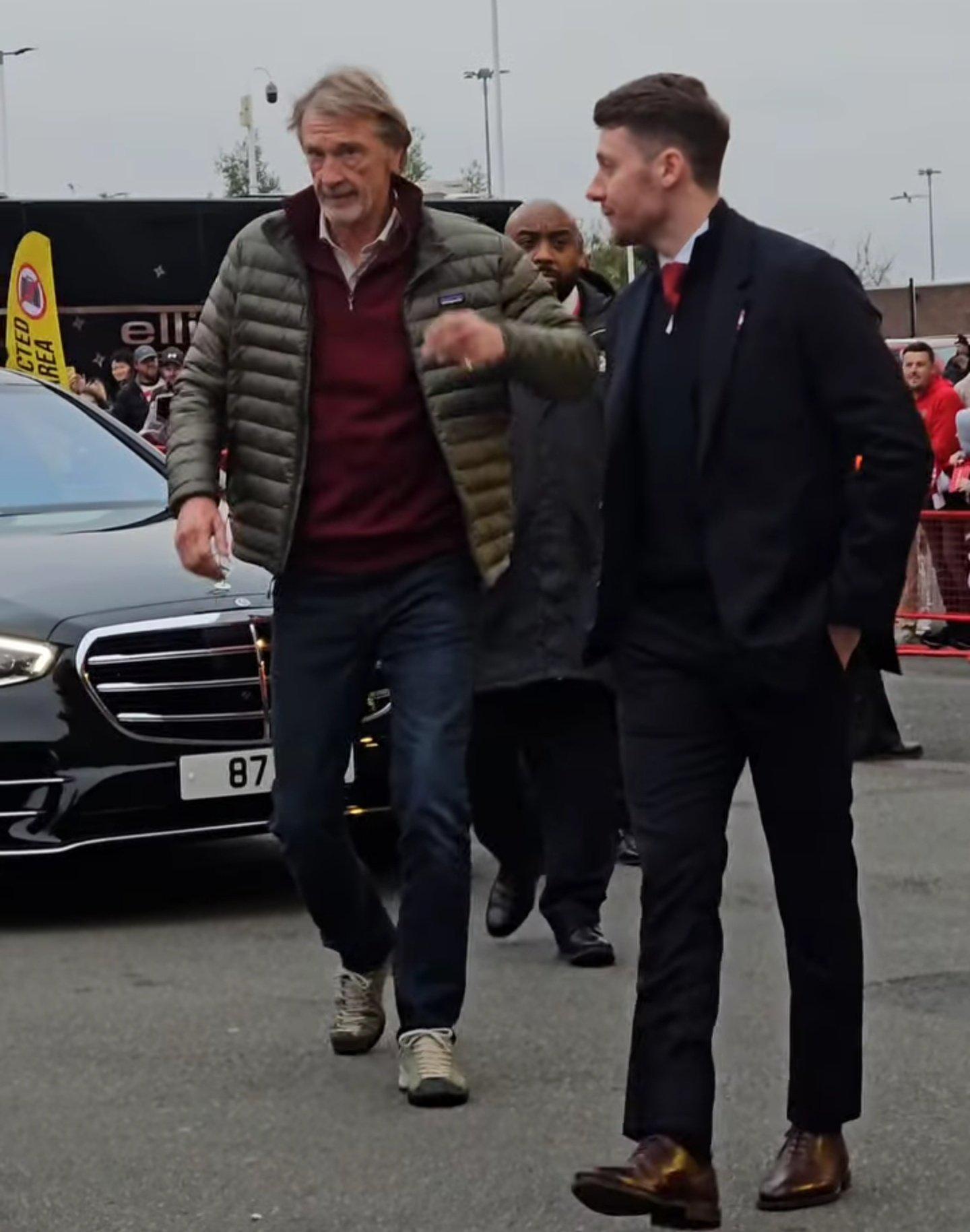 衣室, 英超只首发